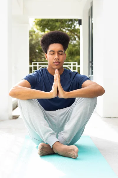 Hombre Birracial Relajado Practicando Meditación Yoga Sentado Balcón Bienestar Forma —  Fotos de Stock