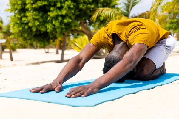 Homem Biracial Praticando Ioga Esticando Tapete Praia Ensolarada Inalterado Pose — Fotografia de Stock