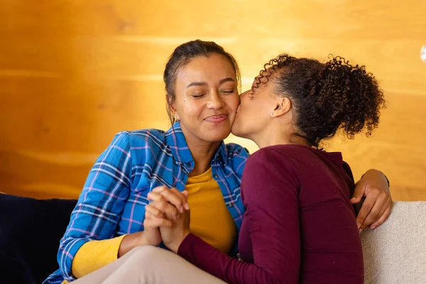 在客厅的沙发上拥抱和亲吻快乐的一对同性恋情侣 生活方式 聚会和家庭生活 — 图库照片