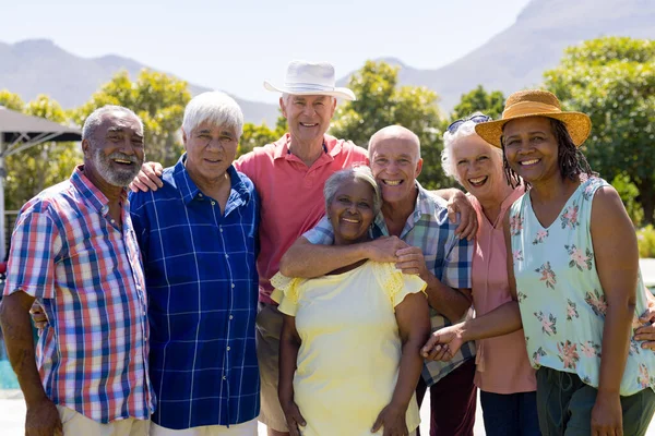 Ritratto Anziani Felici Diverse Persone Che Abbracciano Sorridono Giardino Stile — Foto Stock