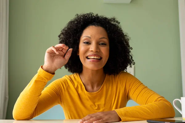 Счастливая Расовая Женщина Делает Видеозвонок Зеленой Стены Дома Стиль Жизни — стоковое фото