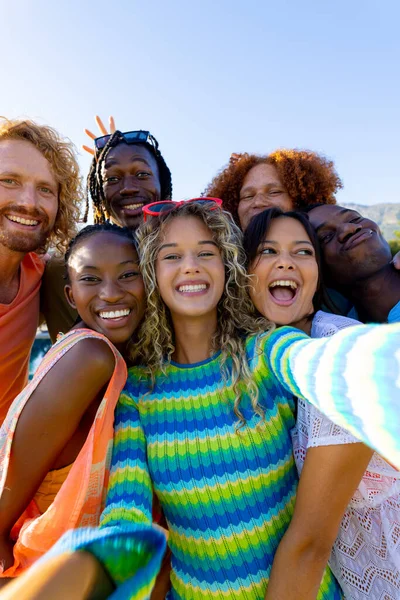 Χαρούμενη Ποικιλόμορφη Ομάδα Φίλων Που Κάνουν Πάρτι Βγάζουν Selfie Στον — Φωτογραφία Αρχείου