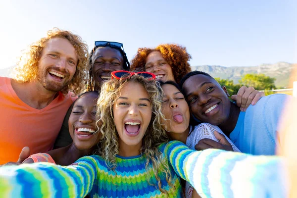 Gelukkige Gevarieerde Groep Vrienden Die Feesten Een Selfie Maken Tuin — Stockfoto