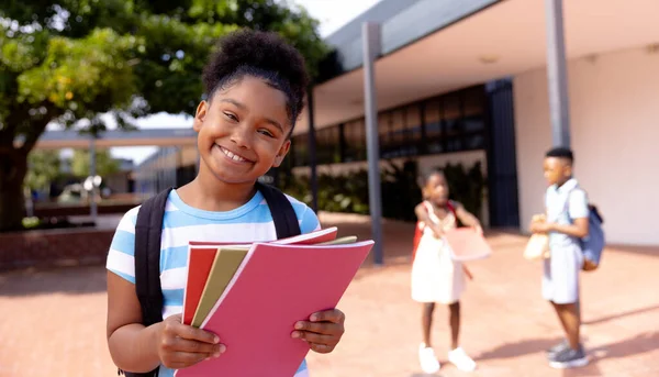 Portret Van Een Gelukkig Afrikaans Amerikaans Schoolmeisje Het Schoolplein Onderwijs — Stockfoto