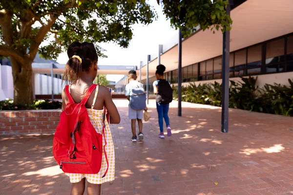 快乐的非洲裔美国学童穿着书包在校园里 小学和学习概念 — 图库照片