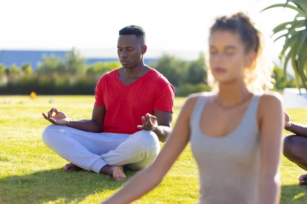 Gruppe Verschiedener Freunde Die Yoga Machen Und Garten Meditieren Freundschaft — Stockfoto