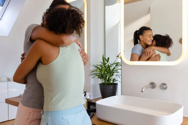 Feliz Casal Lésbico Biracial Abraçando Casa Banho Estilo Vida Relacionamento — Fotografia de Stock