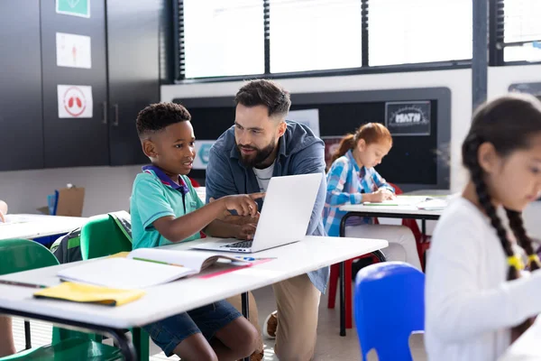 Gelukkige Mannelijke Leraar Schooljongen Met Behulp Van Laptop Aan Zijn — Stockfoto