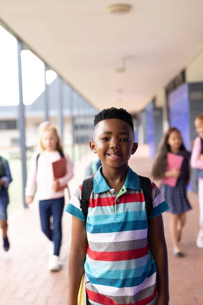 Lkokul Koridorunda Gülümseyen Afrikalı Amerikalı Çocuğun Dikey Portresi Eğitim Kapsayıcılık — Stok fotoğraf