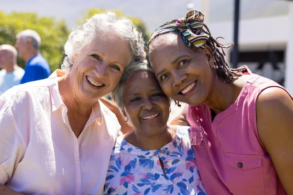 Portret Szczęśliwej Seniorki Różnorodnych Przyjaciółek Przytulających Uśmiechających Się Ogrodzie Styl — Zdjęcie stockowe