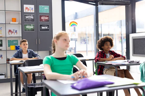 Különböző Tanulók Ülnek Asztaloknál Hallgatják Osztálytermet Lemásolják Helyet Oktatás Inkluzivitás — Stock Fotó