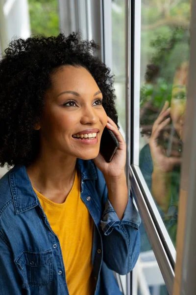 Щаслива Жінка Розмовляє Смартфону Дивиться Вікно Вдома Спосіб Життя Спілкування — стокове фото