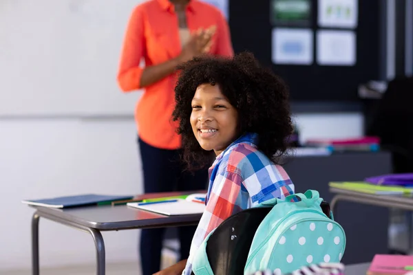 Retrato Una Colegiala Birracial Sonriente Sentada Escritorio Dando Vueltas Espacio —  Fotos de Stock