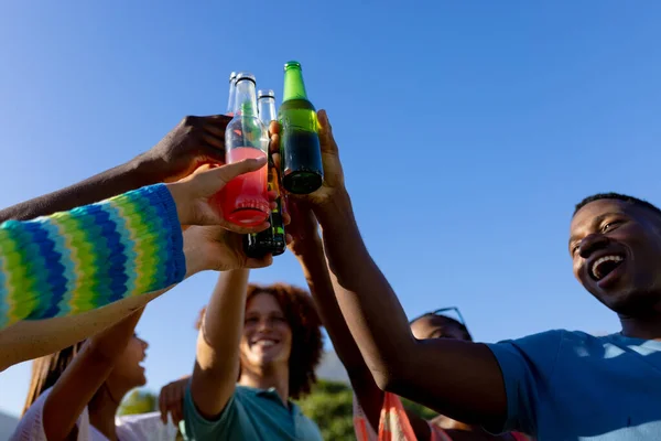 Feliz Grupo Diverso Amigos Teniendo Fiesta Bebiendo Cerveza Haciendo Tostadas —  Fotos de Stock