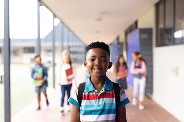 Retrato Vertical Niño Afroamericano Sonriente Pasillo Escuela Primaria Con Espacio —  Fotos de Stock