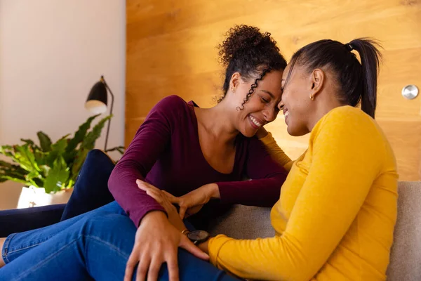 Feliz Pareja Lesbianas Birraciales Abrazando Sonriendo Sofá Sala Estar Estilo —  Fotos de Stock