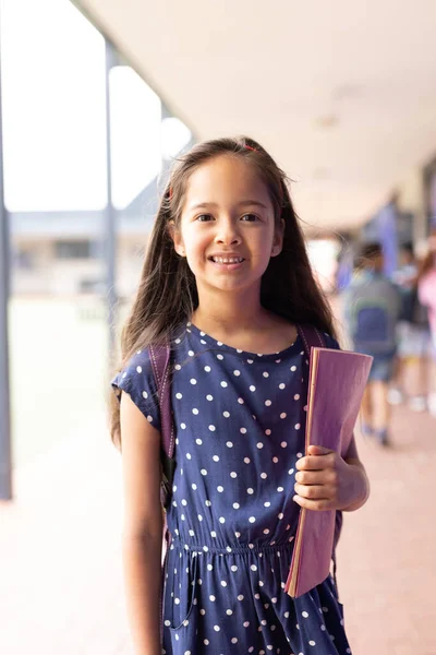 Lkokul Koridorunda Gülümseyen Beyaz Bir Kızın Dikey Portresi Eğitim Kapsayıcılık — Stok fotoğraf