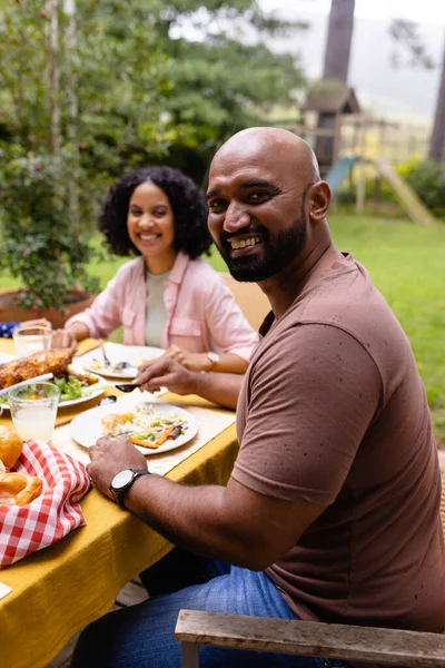 庭で妻と娘と食事をするテーブルで幸せな出産の父親の肖像画 一緒に 食べ物とライフスタイル 変わらない — ストック写真