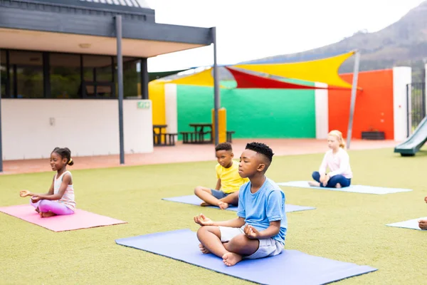 Diversi Scolari Elementari Che Praticano Meditazione Yoga Nel Cortile Della — Foto Stock