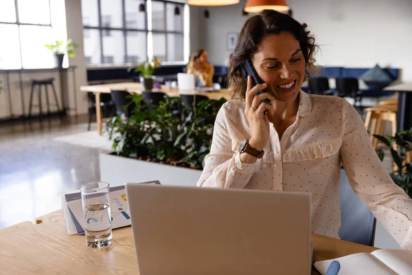 Mulher Negócios Casual Caucasiana Feliz Usando Laptop Falando Smartphone Mesa — Fotografia de Stock