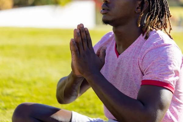 Afrikai Amerikai Férfi Fűben Jógázik Meditál Kertben Sport Egészséges Aktív — Stock Fotó