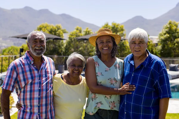 Portrét Šťastných Seniorů Kteří Zahradě Objímají Usmívají Seniorský Životní Styl — Stock fotografie