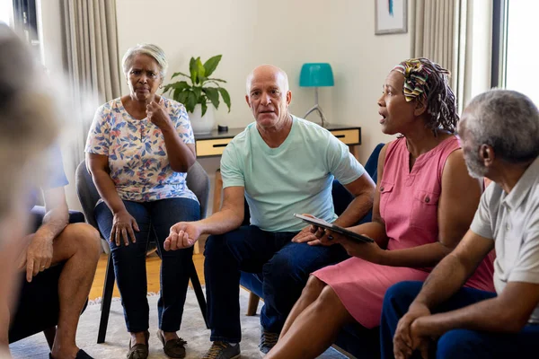 Senior Diverse Persone Sedute Sedie Parlare Sessione Terapia Gruppo Stile — Foto Stock