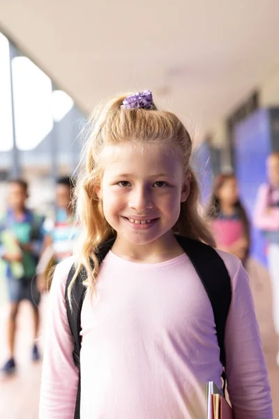 Lkokul Koridorunda Gülümseyen Beyaz Bir Kızın Dikey Portresi Eğitim Kapsayıcılık — Stok fotoğraf