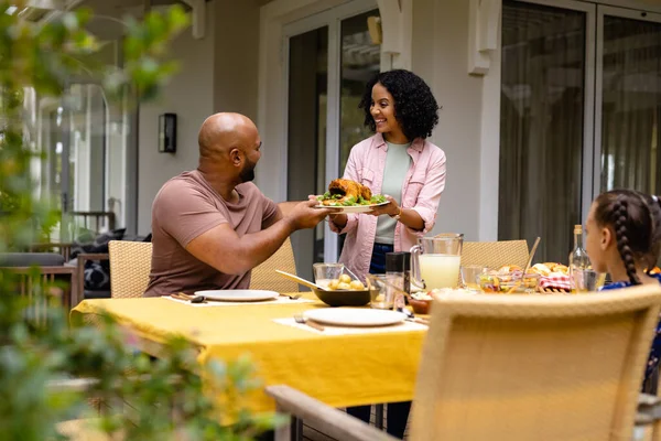 Glückliche Eltern Und Tochter Servieren Essen Und Sitzen Tisch Auf — Stockfoto