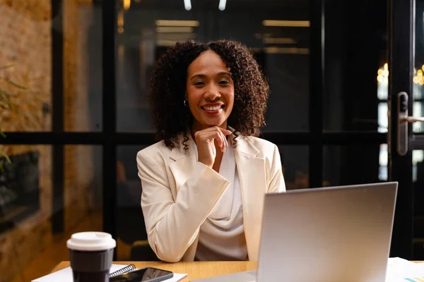 Porträt Einer Glücklichen Afrikanisch Amerikanischen Geschäftsfrau Mit Laptop Büro Casual — Stockfoto