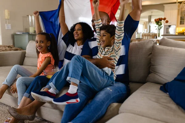 Feliz Familia Birracial Sentada Sofá Sosteniendo Bandera Francesa Viendo Televisión —  Fotos de Stock