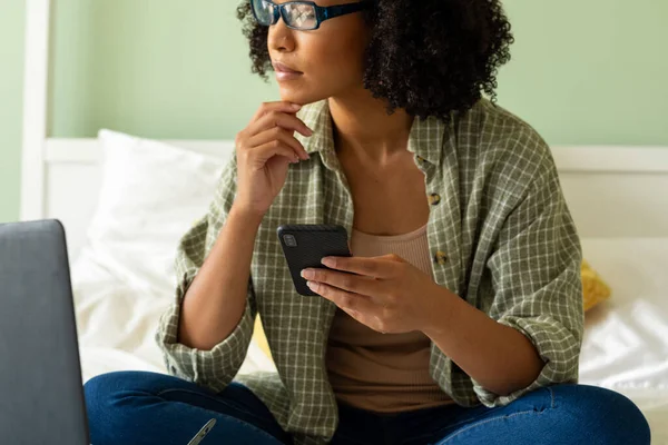 Femme Biracial Utilisant Ordinateur Portable Smartphone Sur Lit Dans Chambre — Photo