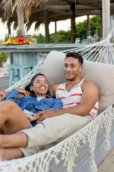 陽気な出産のカップルは レストランの外のビーチでハンモックで笑顔とリラックスします 変更されていない 一緒に 観光リゾート 楽しみと夏のコンセプト — ストック写真