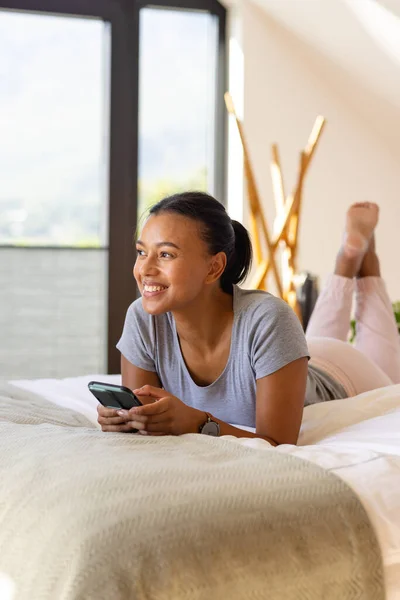 Boldog Biracial Használ Okostelefon Ágyban Hálószobában Pihenés Életmód Kommunikáció Családi — Stock Fotó