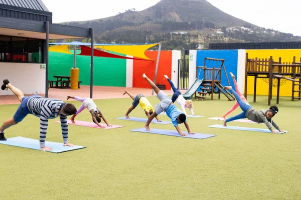 Diverse Male Teacher Elementary Schoolchildren Practicing Yoga Schoolyard Education Inclusivity — Stock Photo, Image