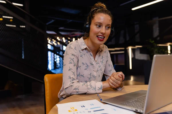 Ευτυχισμένος Καυκάσιος Casual Επιχειρηματίας Ακουστικά Κάνοντας Βιντεοκλήση Χρησιμοποιώντας Φορητό Υπολογιστή — Φωτογραφία Αρχείου