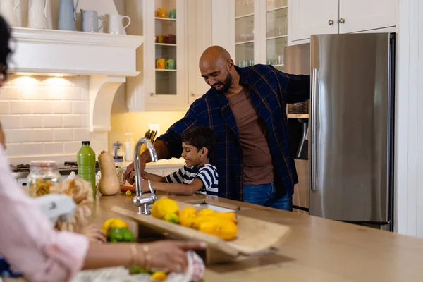 Melez Anne Baba Oğul Mutfak Alışverişini Buzdolabını Açarken Mutlu Olun — Stok fotoğraf