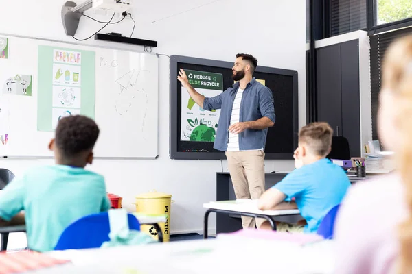 Blanke Mannelijke Leraar Met Behulp Van Whiteboard Diverse Basisschool Klaslokaal — Stockfoto