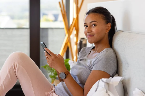 Heureuse Femme Biraciale Utilisant Smartphone Sur Lit Dans Chambre Relaxation — Photo
