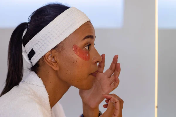 Mulher Racial Roupão Usando Máscara Ocular Banheiro Estilo Vida Beleza — Fotografia de Stock