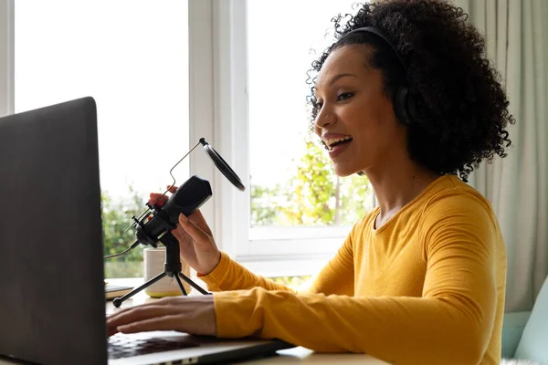 快乐的女人使用耳机 笔记本电脑和家里的话筒播客 社交媒体和家庭生活 — 图库照片