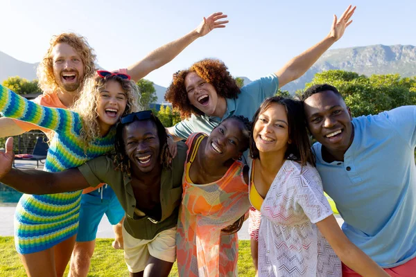 Retrato Feliz Grupo Diverso Amigos Teniendo Fiesta Sonriendo Jardín Estilo —  Fotos de Stock