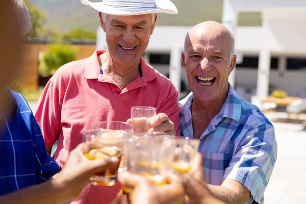 Glückliche Senioren Stoßen Garten Und Lächeln Seniorenleben Freundschaft Und Entspannung — Stockfoto