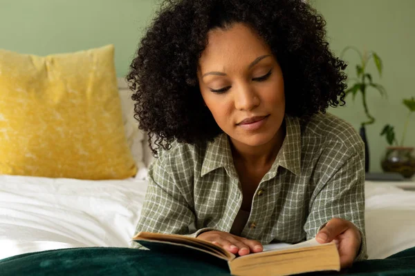 Mujer Biracial Leyendo Libro Acostado Cama Dormitorio Relajación Estilo Vida —  Fotos de Stock