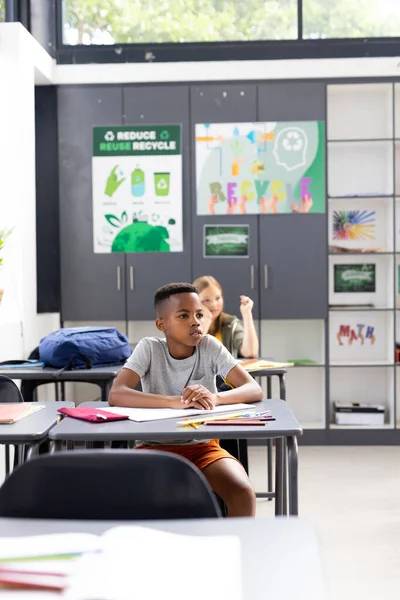 Függőleges Afro Amerikai Iskolás Fiú Asztalnál Hallgat Osztályteremben Másolja Helyet — Stock Fotó
