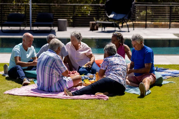 Felice Anziani Diverse Persone Sedute Sulla Coperta Facendo Pic Nic — Foto Stock