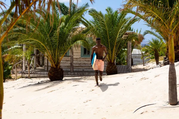 Дівочий Чоловік Носить Дошку Серфінгу Біжить Сонячному Пляжі Активний Спосіб — стокове фото
