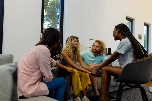 多様な人々のグループは ソファに座って グループセラピーセッションで話している ライフスタイル 友情と支援 変わらない 一緒に 変わらない — ストック写真