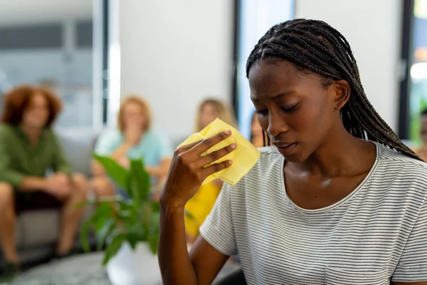 Ταραγμένη Αφροαμερικανή Που Κρατάει Ιστό Και Κλαίει Ομαδική Θεραπεία Τρόπος — Φωτογραφία Αρχείου