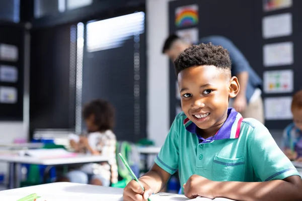 Mosolygó Afro Amerikai Iskolás Fiú Dolgozik Asztalnál Általános Iskolában Osztályteremben — Stock Fotó